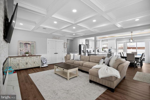 9 WOODBINE AVE, Maple Shade, NJ 08052