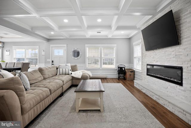 9 WOODBINE AVE, Maple Shade, NJ 08052