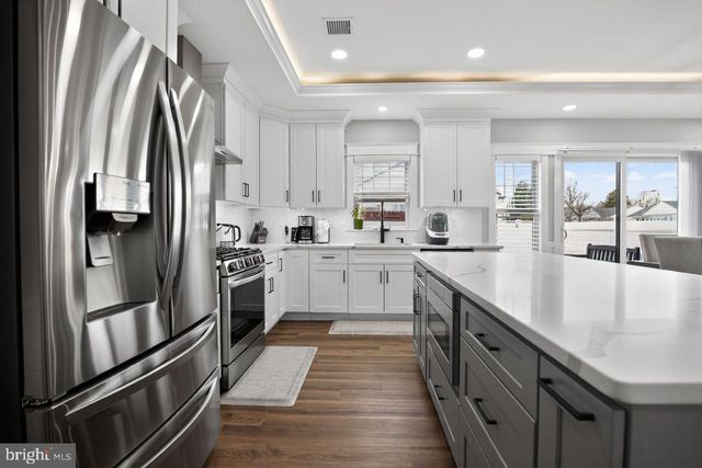 9 WOODBINE AVE, Maple Shade, NJ 08052