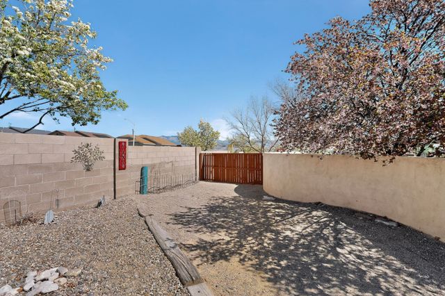 5715 Aida Road NW, Albuquerque, NM 87114
