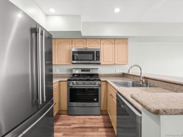 1 Patricia Lane 305, Bronx, NY 10465