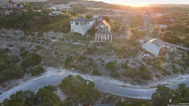 317 Valley Rdg, Canyon Lake, TX 78133