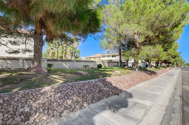 8752 Autumn Wreath Avenue, Las Vegas, NV 89129