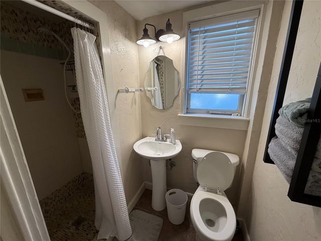 824 E UNIVERSITY AVENUE B, Gainesville, FL 32601