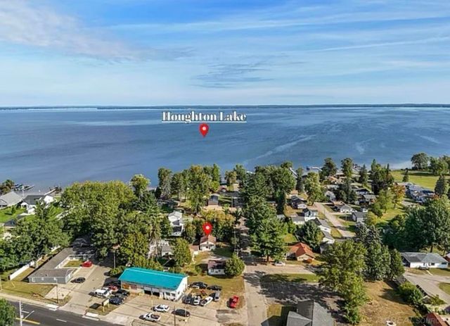 203 Gasoline Alley, Houghton Lake, MI 48629