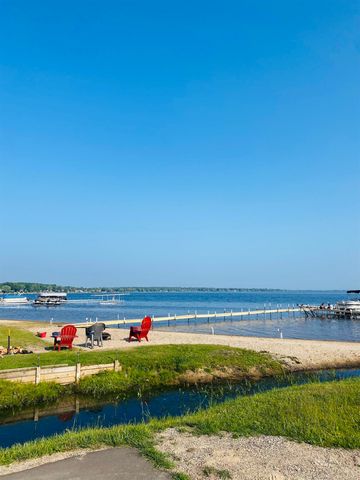 203 Gasoline Alley, Houghton Lake, MI 48629