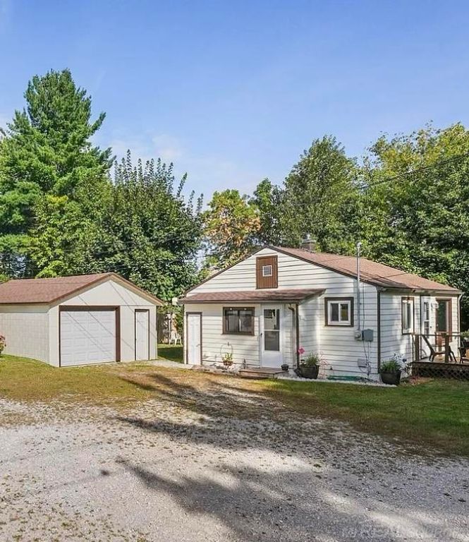 203 Gasoline Alley, Houghton Lake, MI 48629