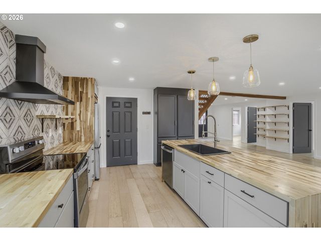 570 Ne TRUMAN Ln, Hillsboro, OR 97124