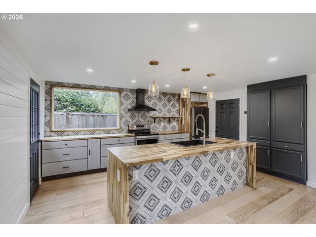 570 Ne TRUMAN Ln, Hillsboro, OR 97124