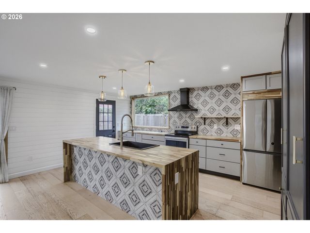 570 Ne TRUMAN Ln, Hillsboro, OR 97124