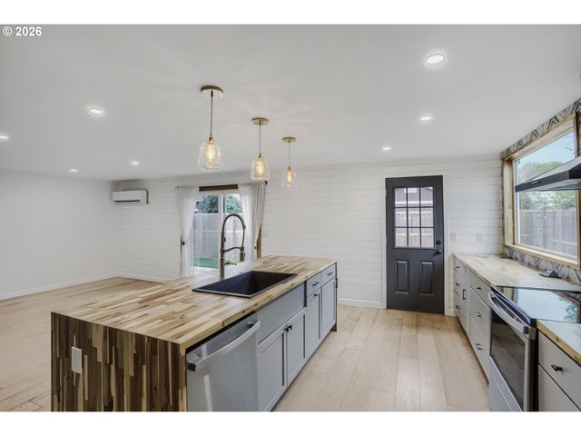 570 Ne TRUMAN Ln, Hillsboro, OR 97124