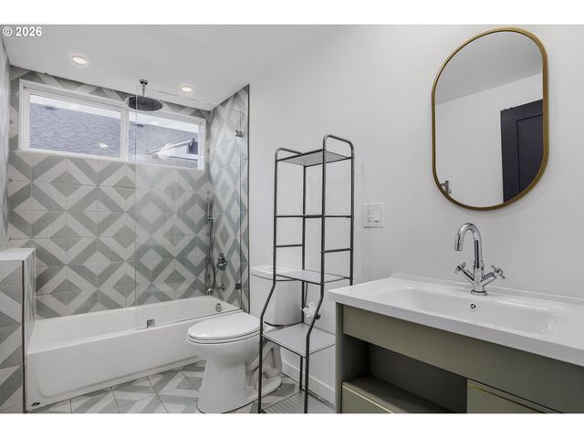 570 Ne TRUMAN Ln, Hillsboro, OR 97124