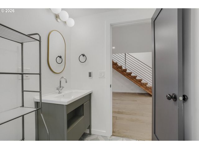 570 Ne TRUMAN Ln, Hillsboro, OR 97124