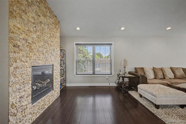 20872 E Glen Haven Circle 30, Northville, MI 48167