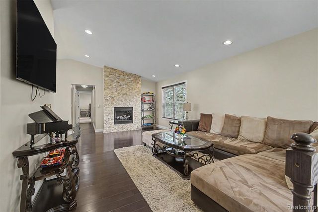 20872 E Glen Haven Circle 30, Northville, MI 48167