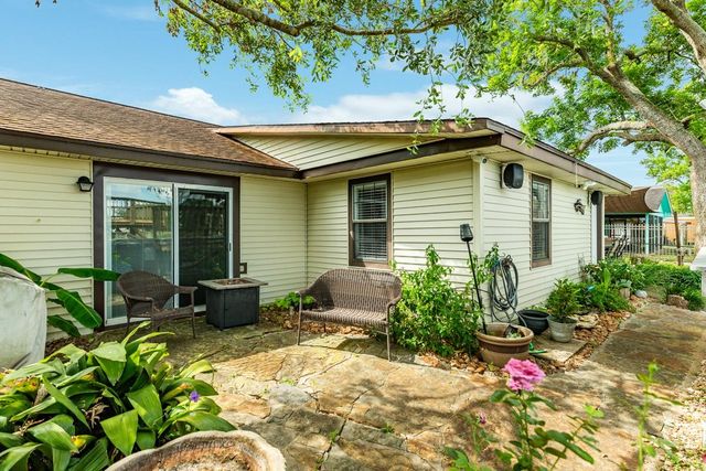 131 Bastrop Bayou Drive, Angleton, TX 77515