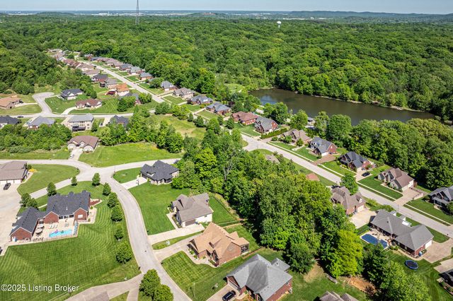 9814 Sunnys Halo Ct, Louisville, KY 40214