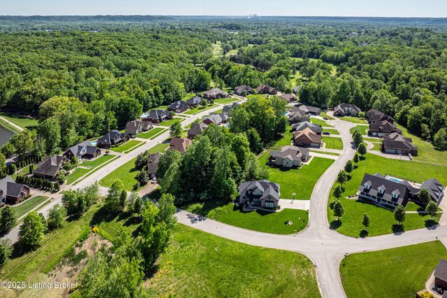 9814 Sunnys Halo Ct, Louisville, KY 40214