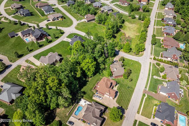 9814 Sunnys Halo Ct, Louisville, KY 40214