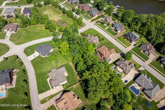 9814 Sunnys Halo Ct, Louisville, KY 40214