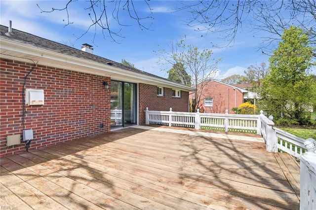 32 Astor DR, Newport News, VA 23608