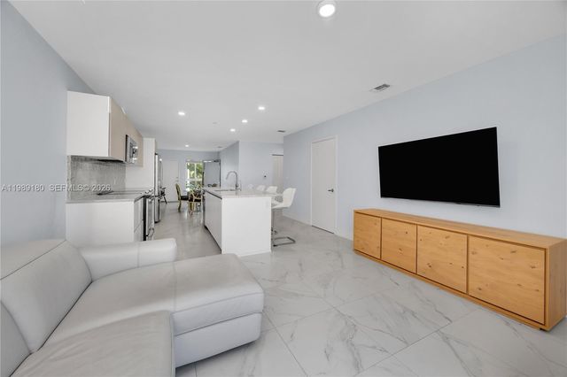 2555 NE 193rd St 2122, Miami, FL 33180