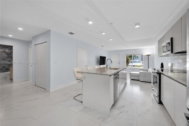 2555 NE 193rd St 2122, Miami, FL 33180