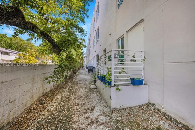 2555 NE 193rd St 2122, Miami, FL 33180