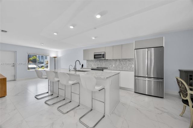 2555 NE 193rd St 2122, Miami, FL 33180