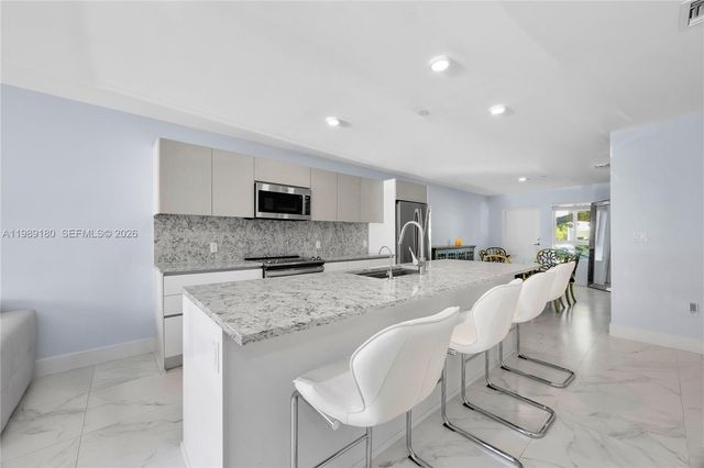 2555 NE 193rd St 2122, Miami, FL 33180