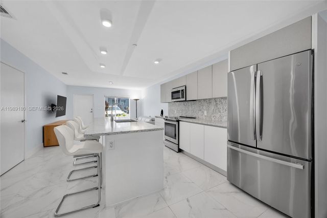 2555 NE 193rd St 2122, Miami, FL 33180