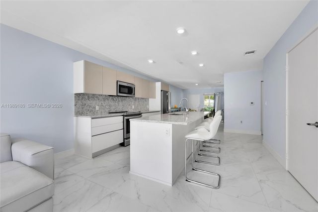 2555 NE 193rd St 2122, Miami, FL 33180