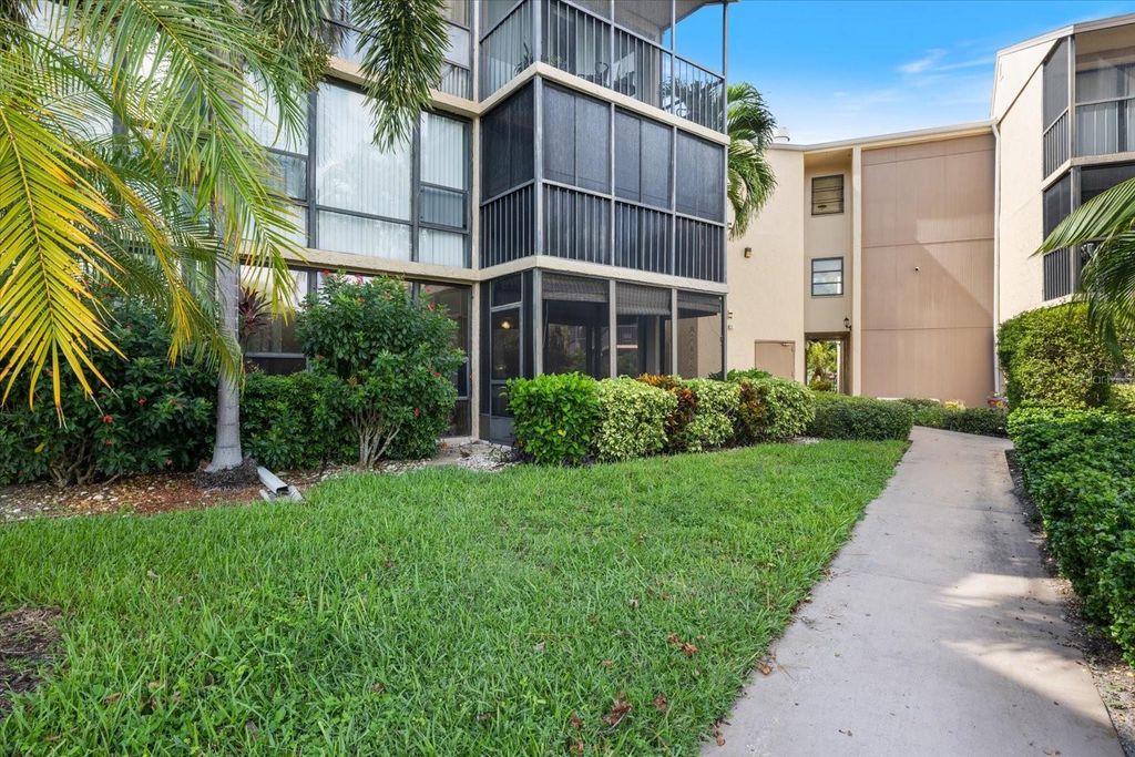 Image 2 of property listing at 612 BIRD BAY DRIVE S 118, Venice, FL 34285