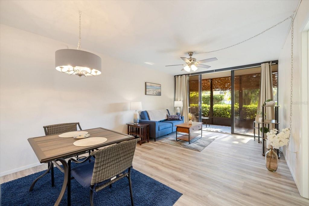 Image 12 of property listing at 612 BIRD BAY DRIVE S 118, Venice, FL 34285