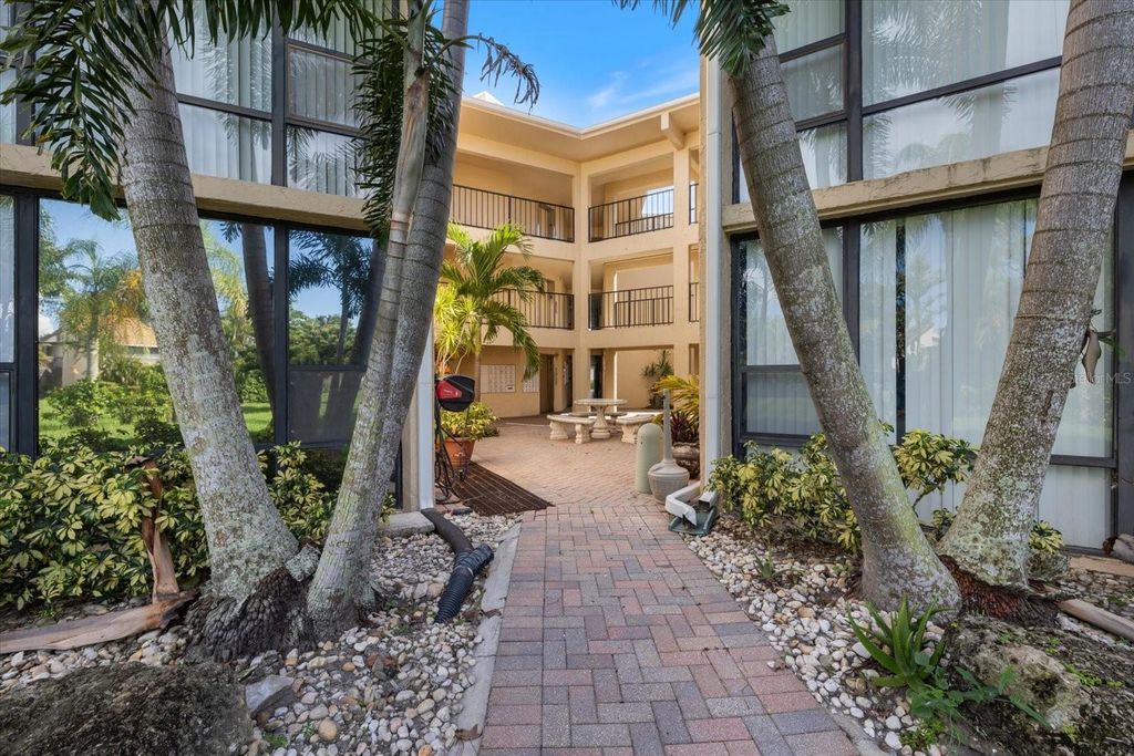 Image 13 of property listing at 612 BIRD BAY DRIVE S 118, Venice, FL 34285