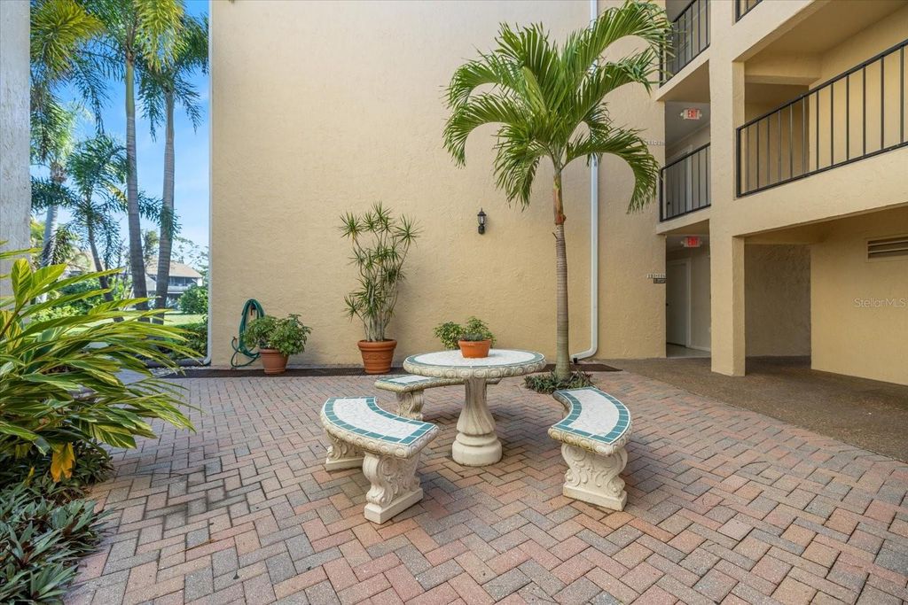 Image 14 of property listing at 612 BIRD BAY DRIVE S 118, Venice, FL 34285