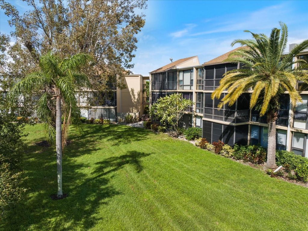 Image 15 of property listing at 612 BIRD BAY DRIVE S 118, Venice, FL 34285