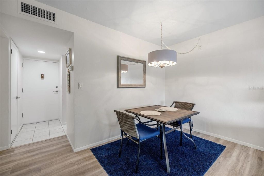 Image 5 of property listing at 612 BIRD BAY DRIVE S 118, Venice, FL 34285