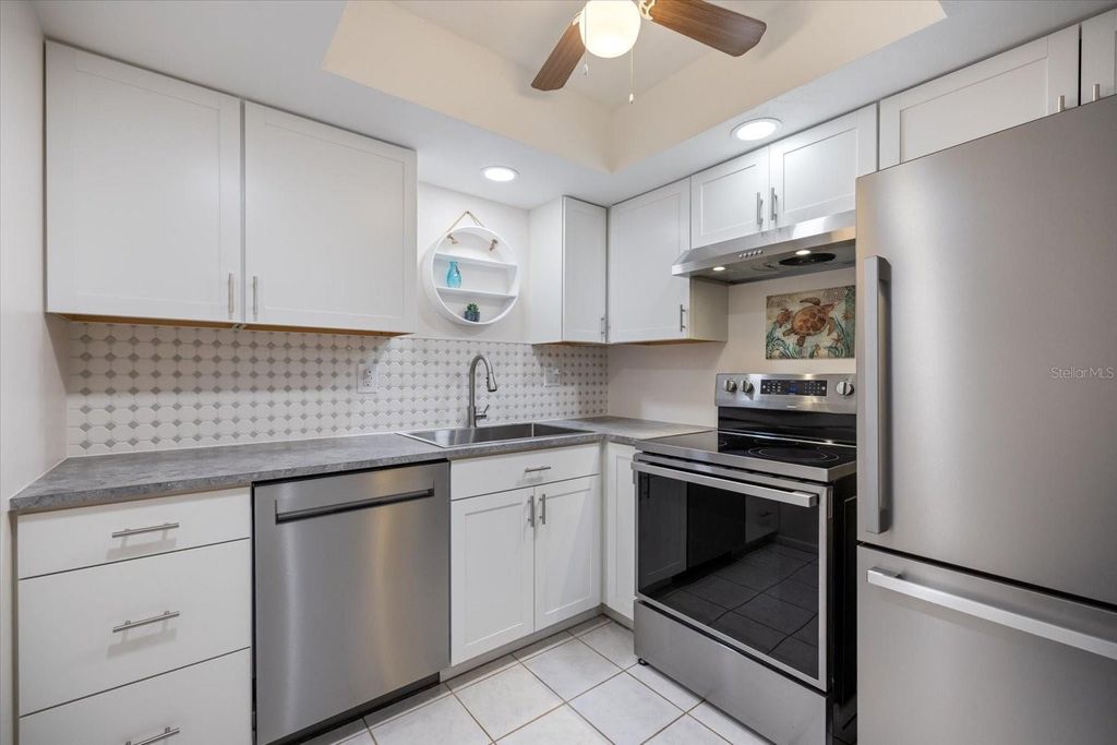 Image 6 of property listing at 612 BIRD BAY DRIVE S 118, Venice, FL 34285