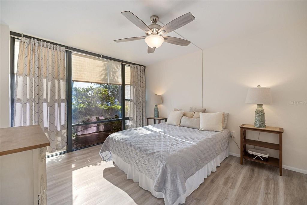 Image 7 of property listing at 612 BIRD BAY DRIVE S 118, Venice, FL 34285