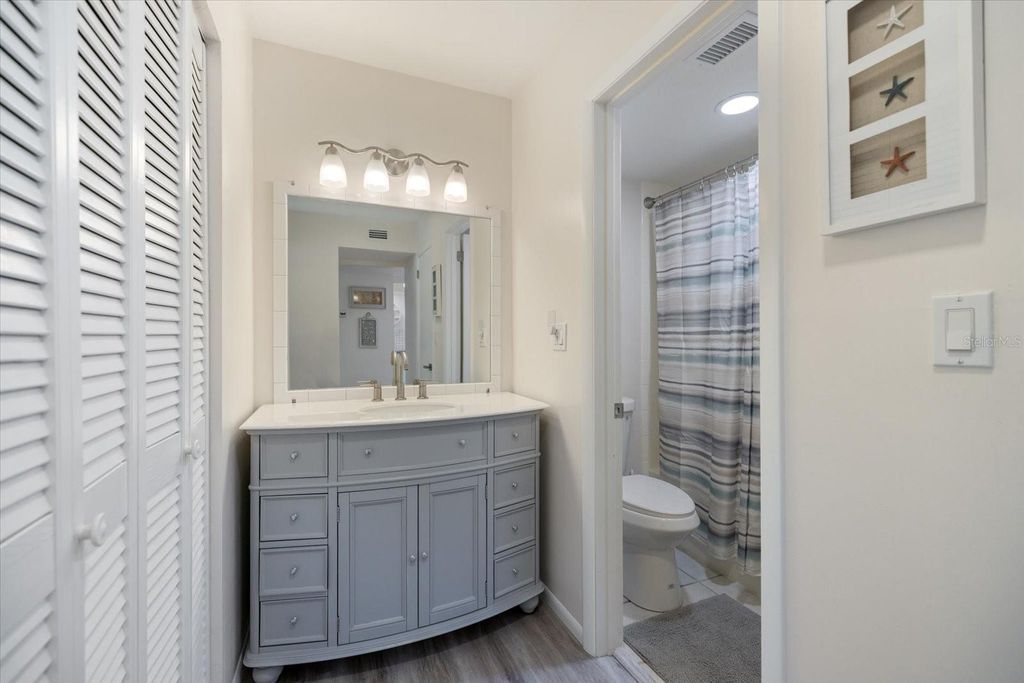 Image 9 of property listing at 612 BIRD BAY DRIVE S 118, Venice, FL 34285