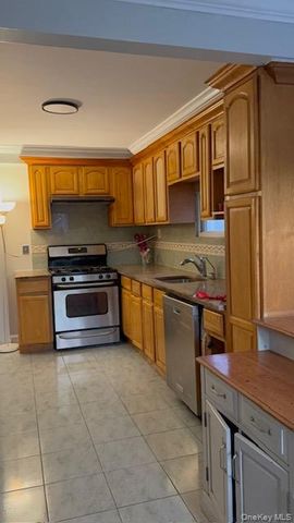 915 N 7th Street, North New Hyde Park, NY 11040