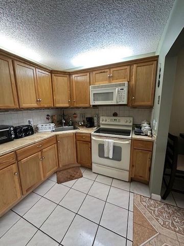 325 Knotty Pine Circle A-1, Greenacres, FL 33463