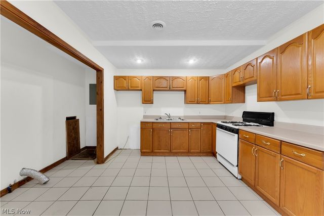 1923 W 77th Street, Cleveland, OH 44102