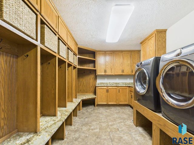 607 E 61st St Street, Sioux Falls, SD 57108