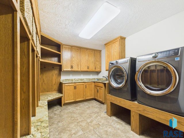 607 E 61st St Street, Sioux Falls, SD 57108