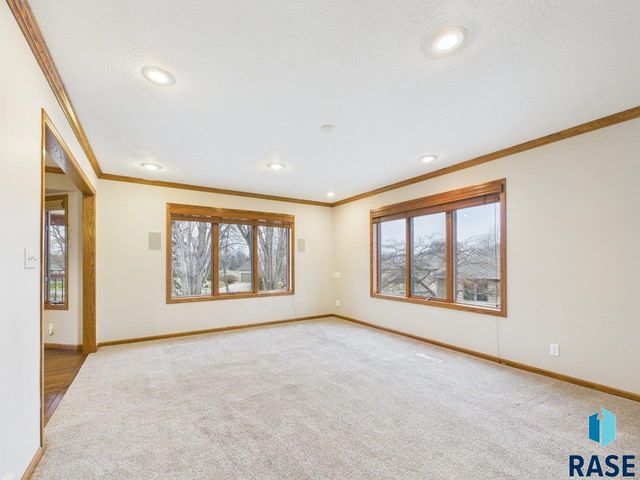 607 E 61st St Street, Sioux Falls, SD 57108