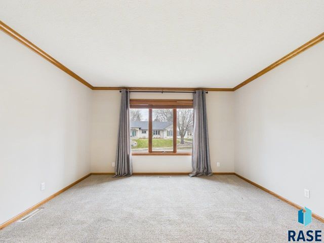 607 E 61st St Street, Sioux Falls, SD 57108