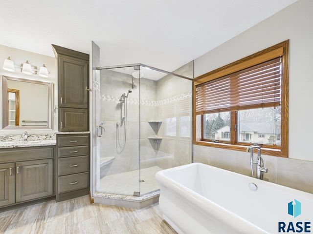 607 E 61st St Street, Sioux Falls, SD 57108