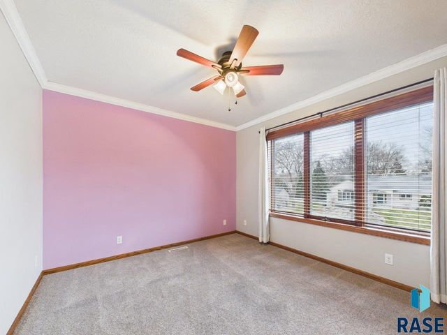 607 E 61st St Street, Sioux Falls, SD 57108